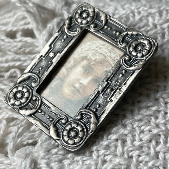 Miniature Vintage PAPEL Freelance Taiwan Brand Pewter Frame 1970's Brooch Pin - Picture 2 of 9